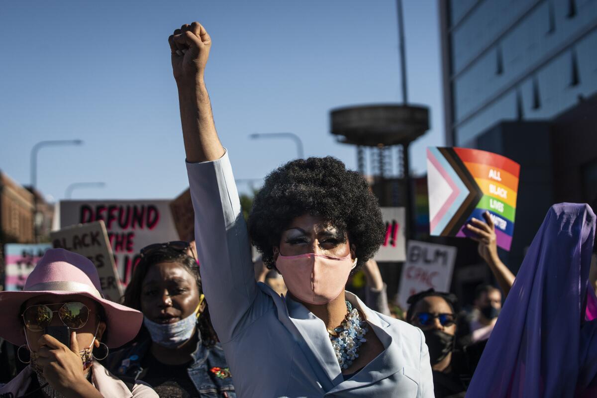 ARCHIVO - La artista drag de Chicago Jo Mama se une a varias drag queens negras para liderar la marcha 