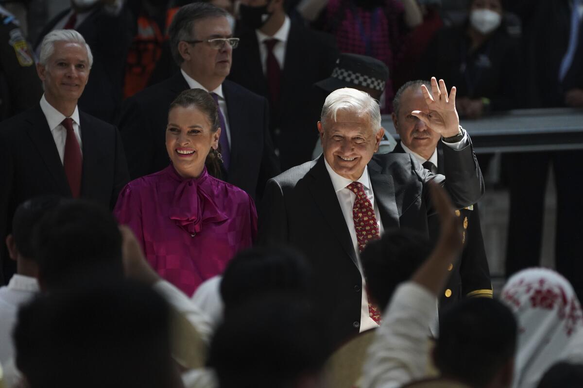 El presidente mexicano Andrés Manuel López Obrador llega con su esposa Beatriz Gutiérrez 