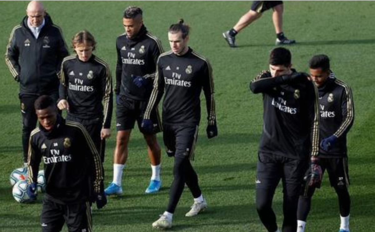 El delantero galés del Real Madrid, Gareth Bale (c), junto a sus compañeros durante el entrenamiento realizado esta mañana en la Ciudad Deportiva de Valdebebas para preparar el partido de Liga de mañana frente al Valencia. EFE/Víctor Lerena