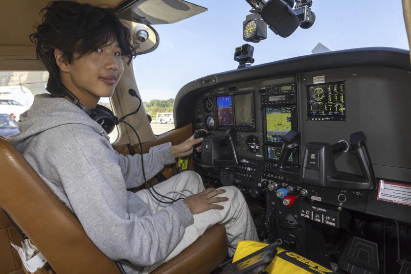 El piloto estadounidense Ethan Guo posa para una fotografía en Ginebra, Suiza, el 6 de agosto de 2024, antes de despegar desde el aeropuerto de Ginebra para intentar el récord mundial de volar solo a todos los continentes. (Salvatore Di Nolfi/Keystone via AP)