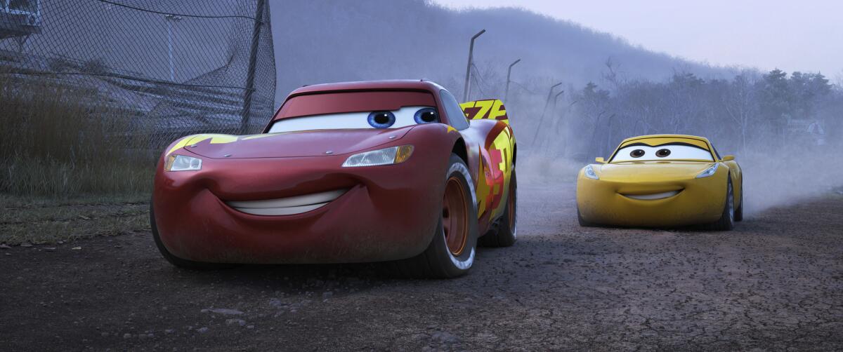 Lightning McQueen (Owen Wilson) y Cruz Ramirez (Cristela Alonzo) en una escena de "Cars 3."