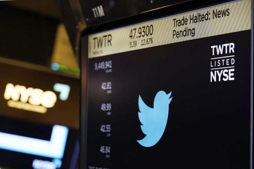 El símbolo de Twitter aparece en una pantalla en el piso de la Bolsa de Valores de Nueva York, el martes 4 de octubre de 2022. (AP Foto/Seth Wenig)