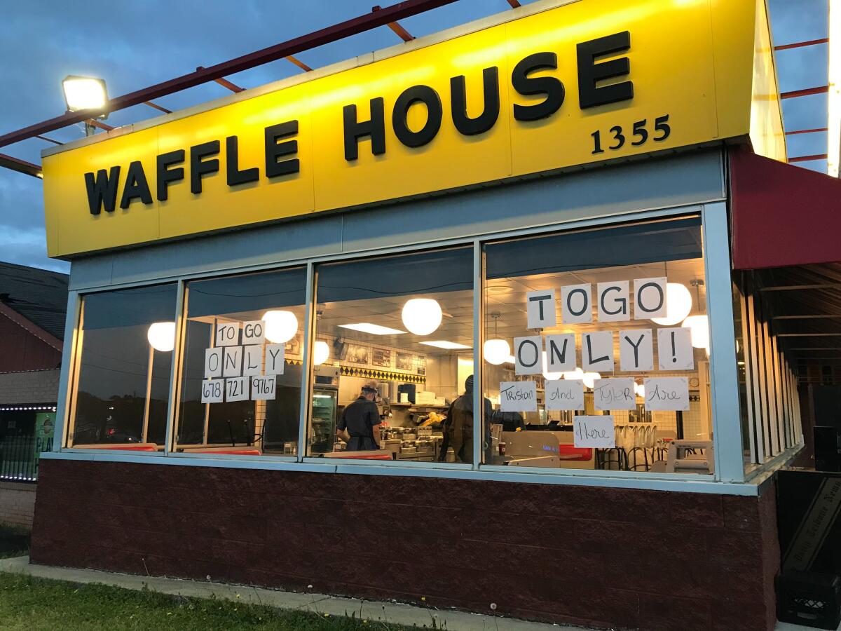Un Waffle House en Cartersville, Georgia, sólo sirve comida para llevar después de que el alcalde firmó una resolución conjunta de emergencia en todo el Condado que cerró todos los bares, restaurantes y teatros.