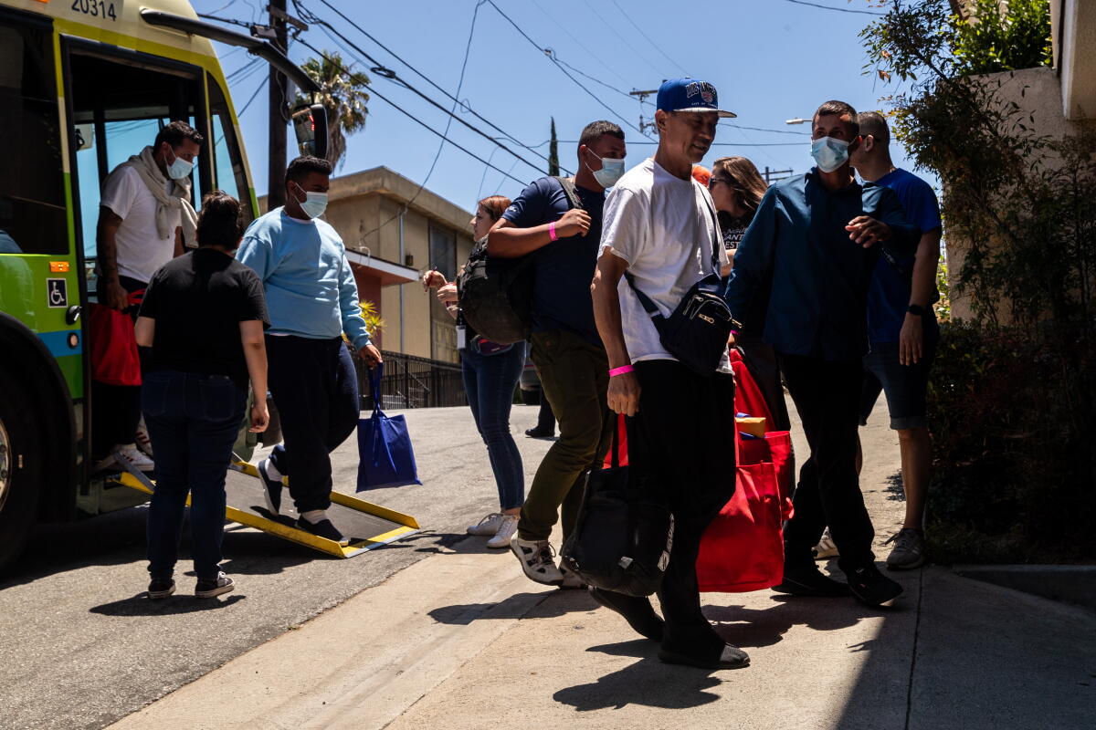 Photo A bus carrying 30 migrants arrived in Los Angeles. Los Angeles