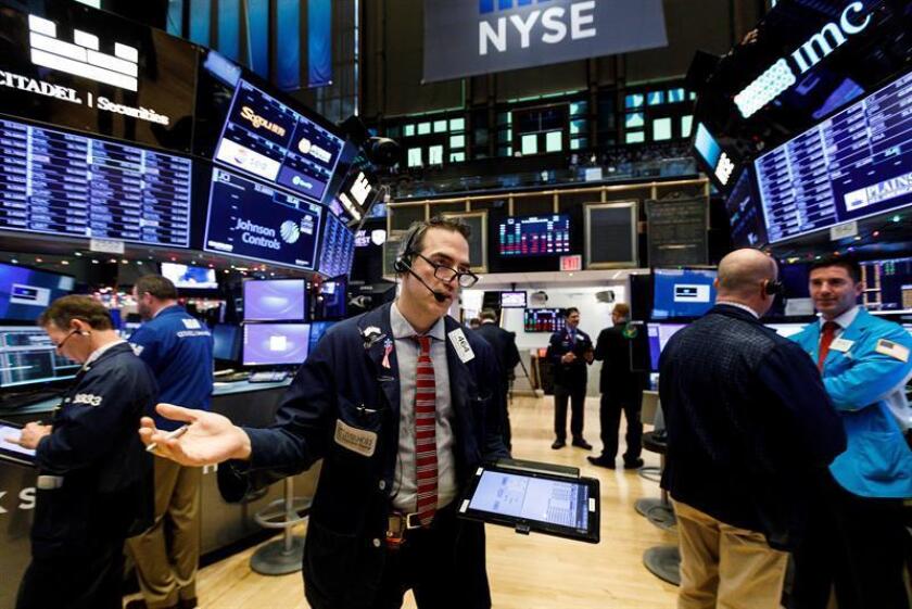 Comerciantes trabajan en la Wall Street en Nueva York, Estados Unidos. EFE/Archivo