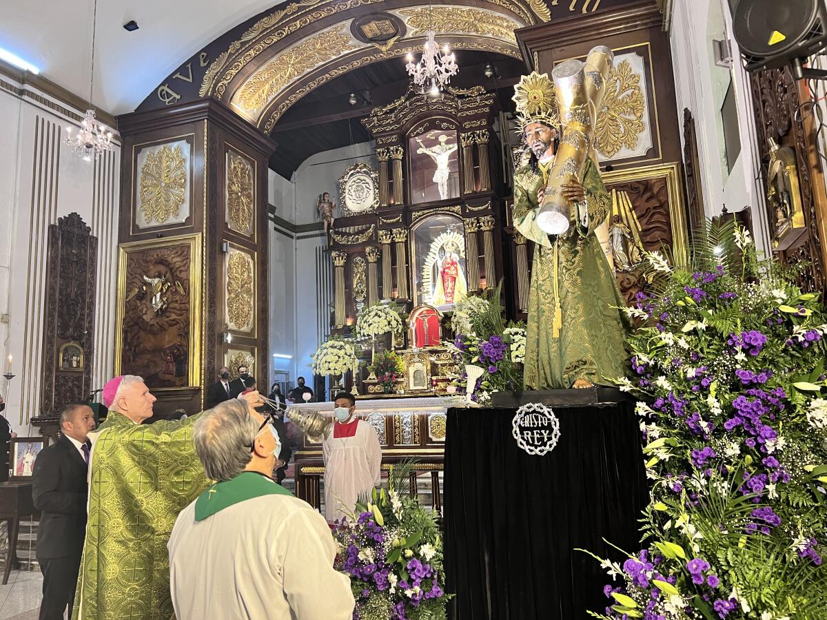 El arzobispo de Guatemala, Gonzalo de Villa y Vásquez, bendice la réplica de la imagen Jesús Nazareno de Candelaria.