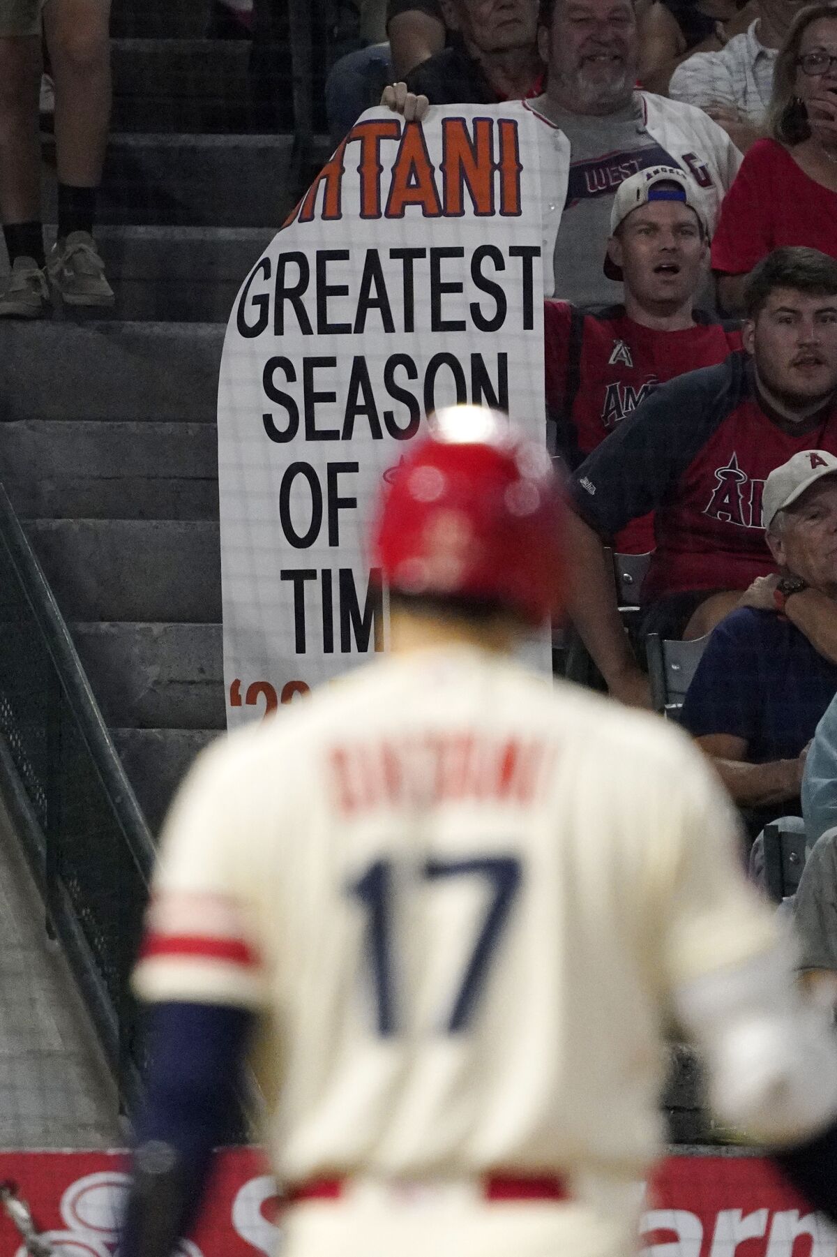 Un fan brandit une pancarte alors que le lanceur des Angels Shohei Ohtani se présente au bâton jeudi contre les Oakland Athletics.