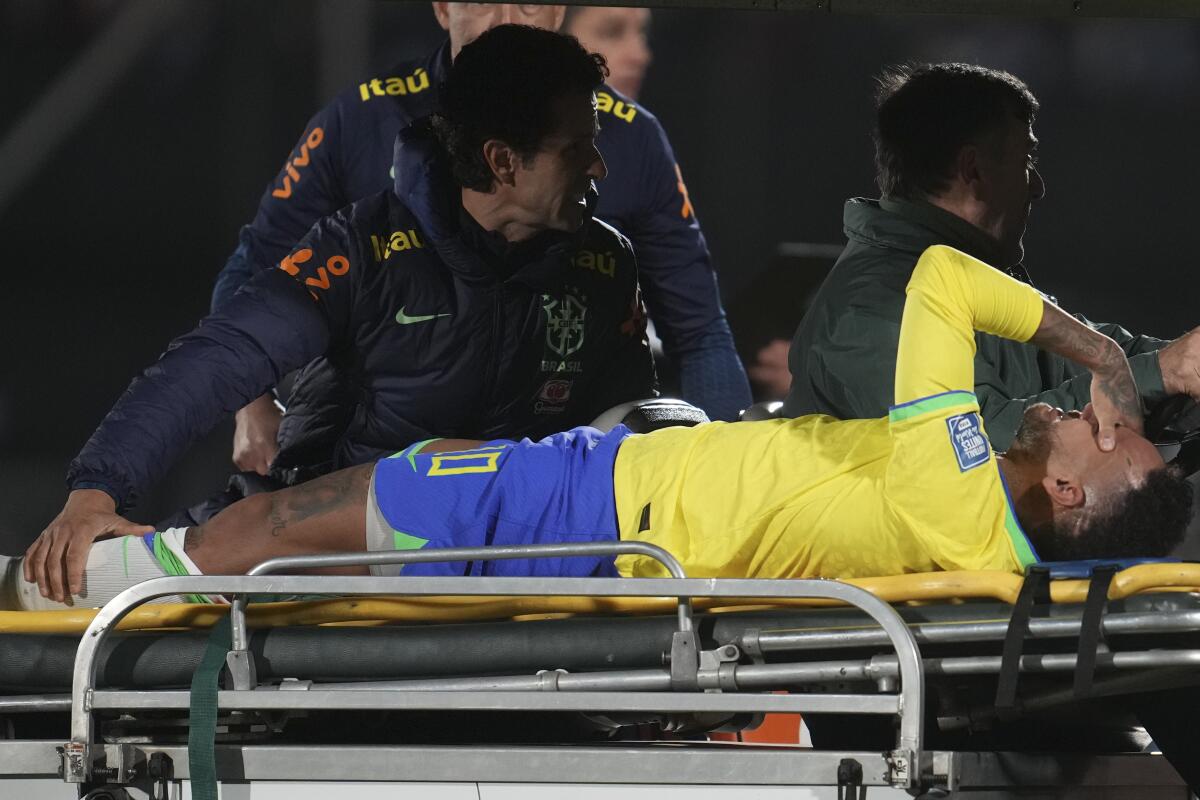 Neymar, de la selección de Brasil, es retirado de la cancha en camilla tras lesionarse 