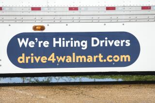 Un anuncio de oferta de empleo para conductores es exhibido en un camión de Walmart en Richland, Mississippi, el miércoles 6 de septiembre de 2023. (AP Foto/Rogelio V. Solis)
