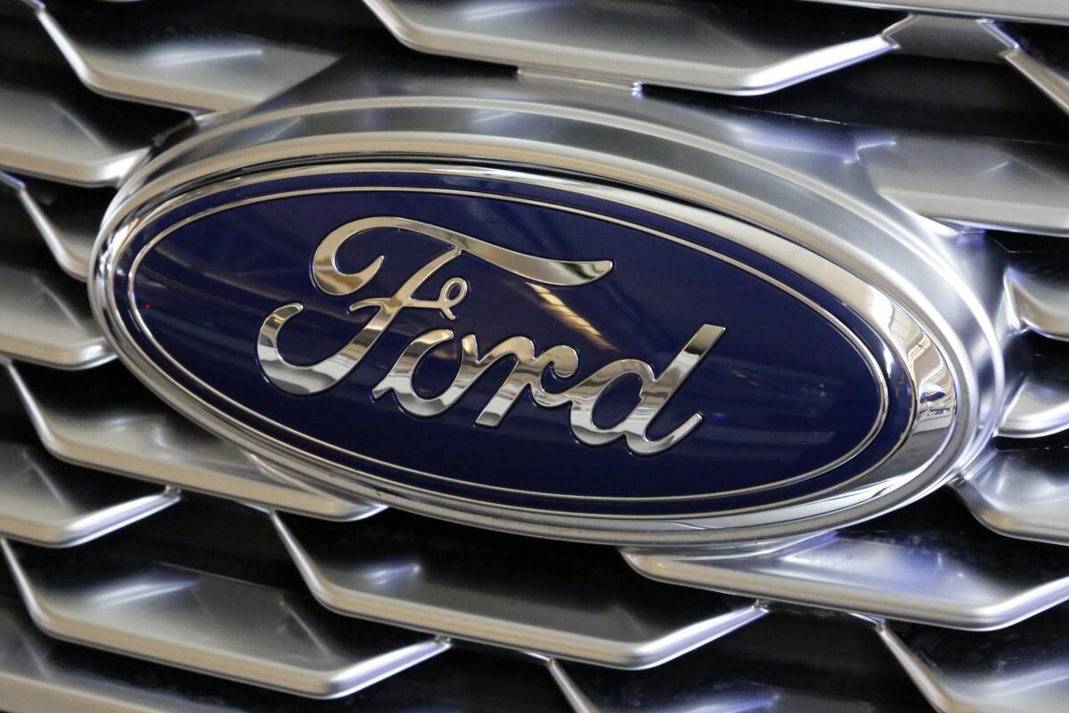 El logo de Ford en un Ford Explorer del 2018