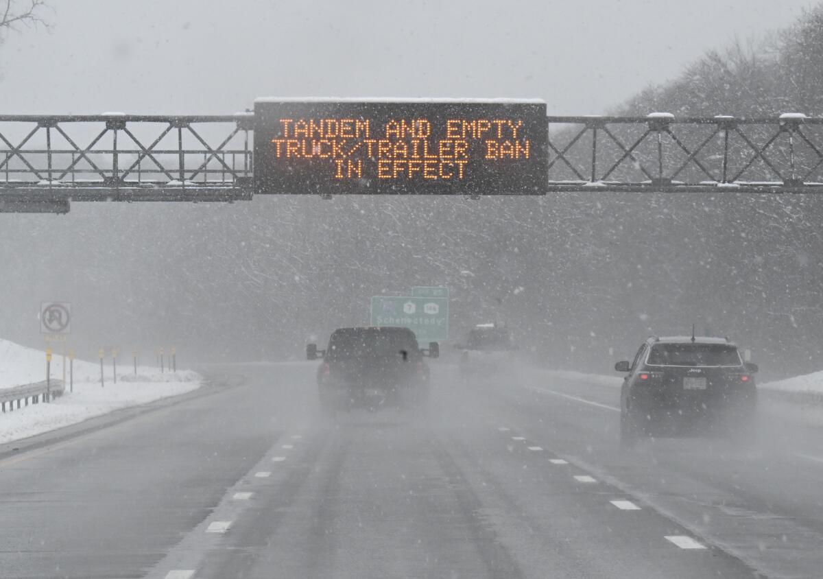 La autopista New York Thruway durante una tormenta invernal, el 14 de marzo de 2023,
