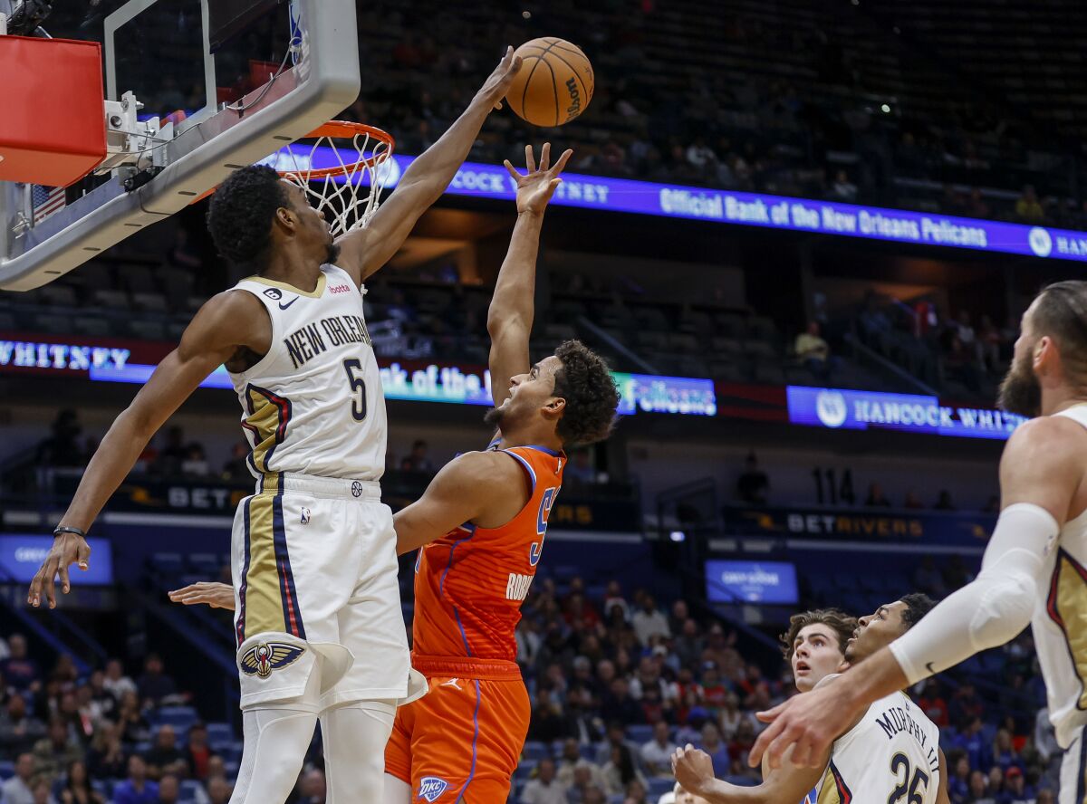 El alero de los Pelicans de Nueva Orleans Herbert Jones defiende el tiro del alero del Thunder de Oklahoma City Jeremiah Robinson-Earl en el encuentro del lunes 28 de noviembre del 2022. (AP Foto/Derick Hingle)