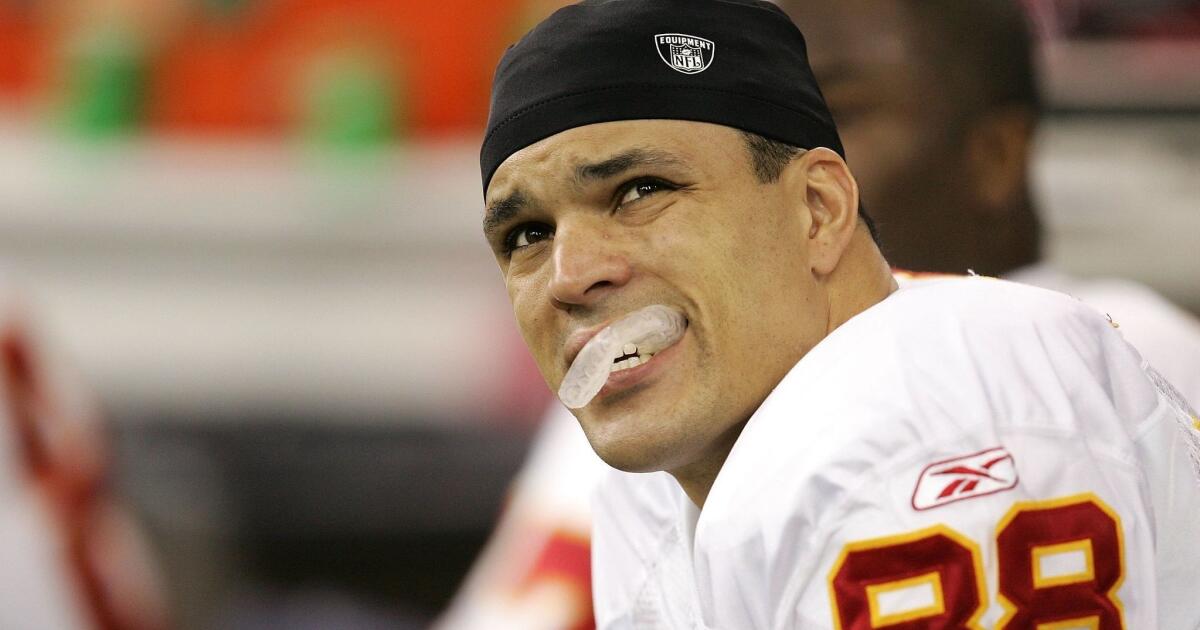 Chiefs' Tony Gonzalez, Johnny Robinson receive Hall of Fame rings