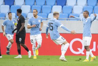 Los jugadores de Uruguay celebran un gol en la victoria 2-0 ante Canadá en un partido amistoso, el martes 27 de septiembre de 2022, en Bratislava, Eslovaquia. (Martin Baumann/TASR vía AP)