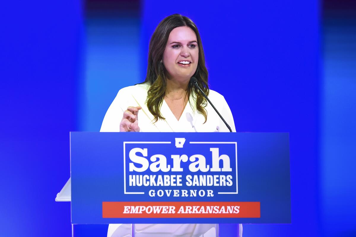ARCHIVO - La gobernadora electa de Arkansas, Sarah Huckabee Sanders, habla durante su celebración