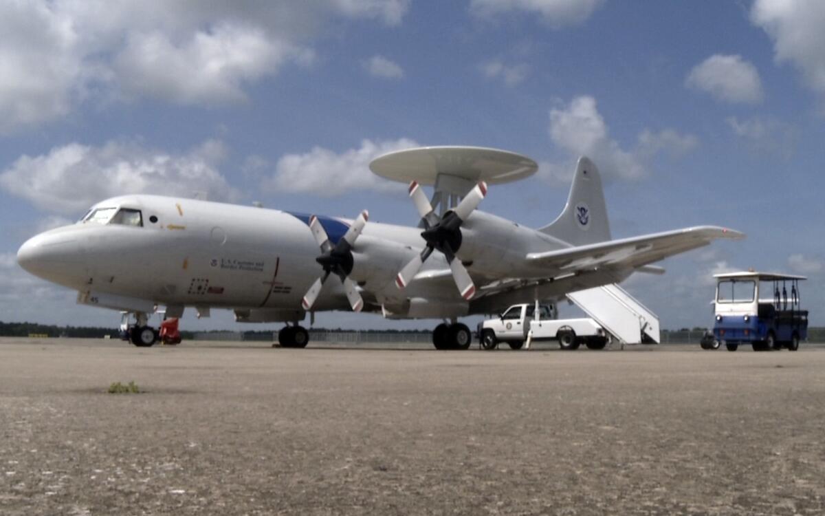 Un avión de vigilancia P-3 se dispone a despegar de su base en Jacksonville, Florida, para buscar posibles cargamentos de drogas en el Caribe en julio del 2015.