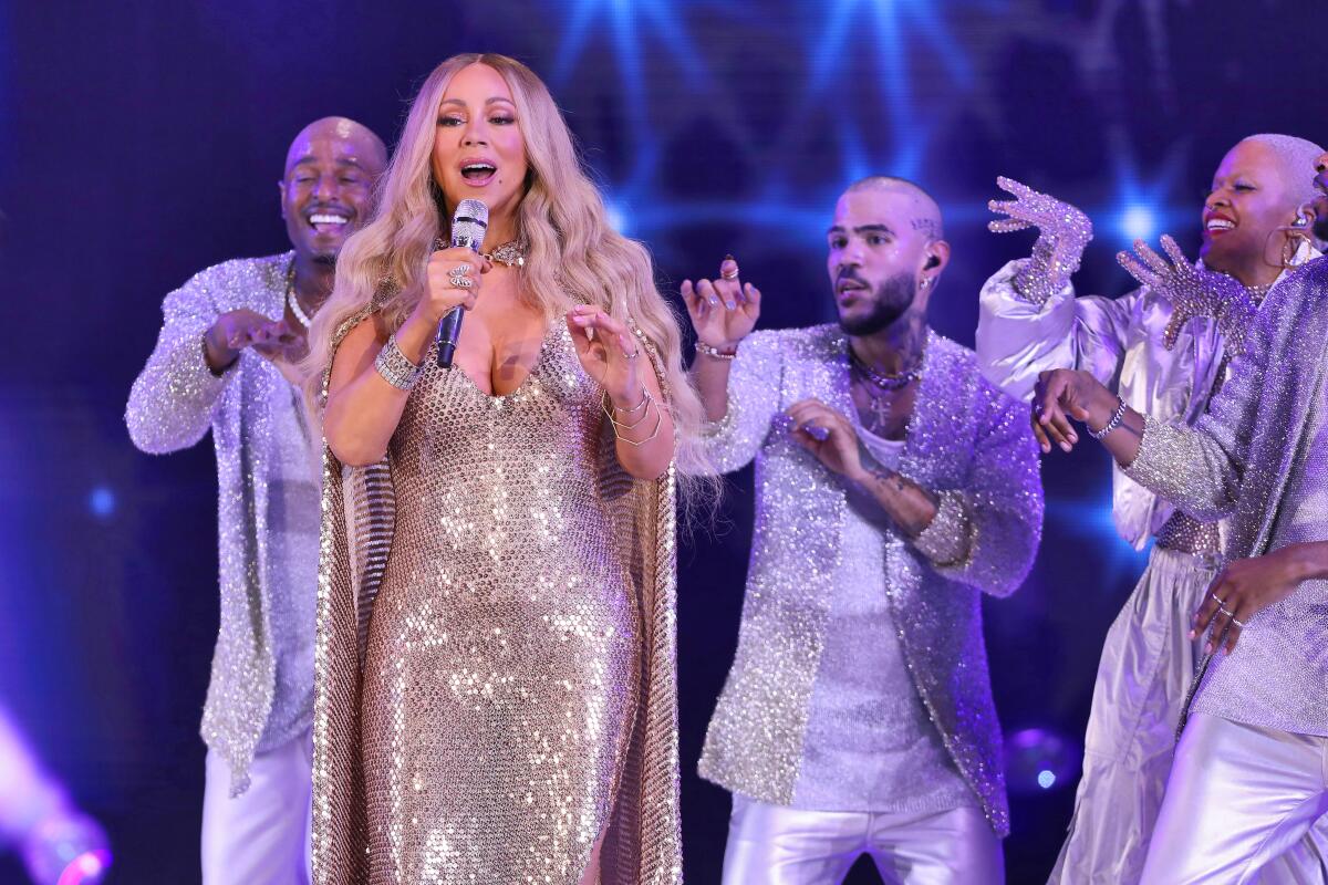 Mariah no solamente interpretó temas de Navidad, también complació a los fans con algunos de los grandes clásicos de siempre.