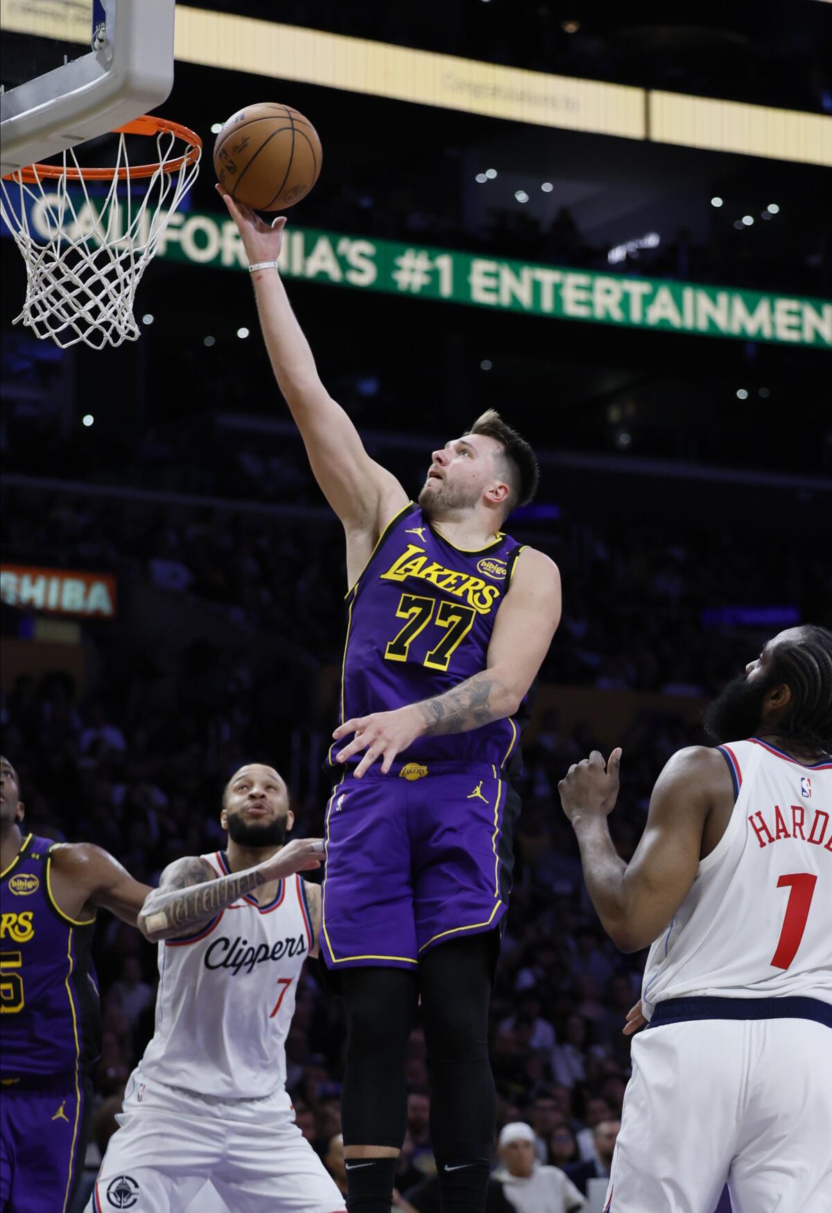Lakers, Cuma gecesi ikinci yarısında Clippers'ın galibiyetinde Luka Doncic skorlarını koruyor.