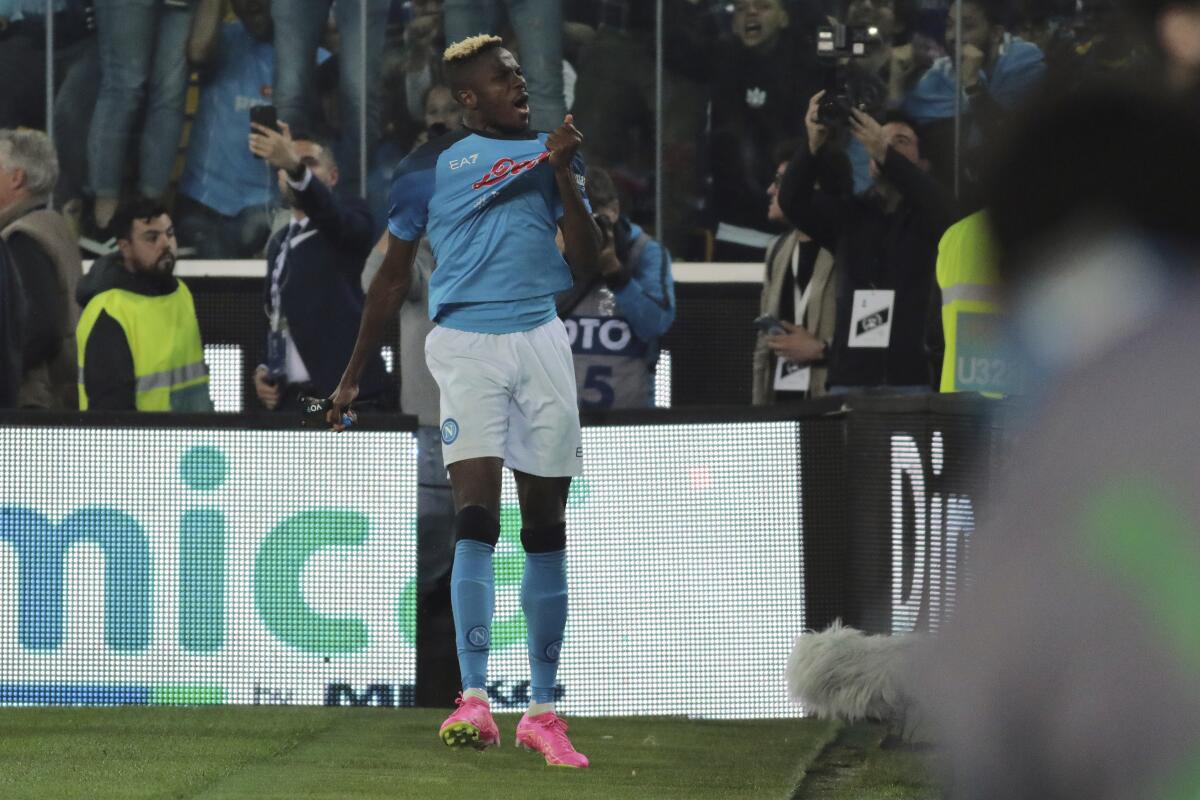 Victor Osimhen, atacante nigeriano del Napoli, festeja tras anotar ante el Udinese 