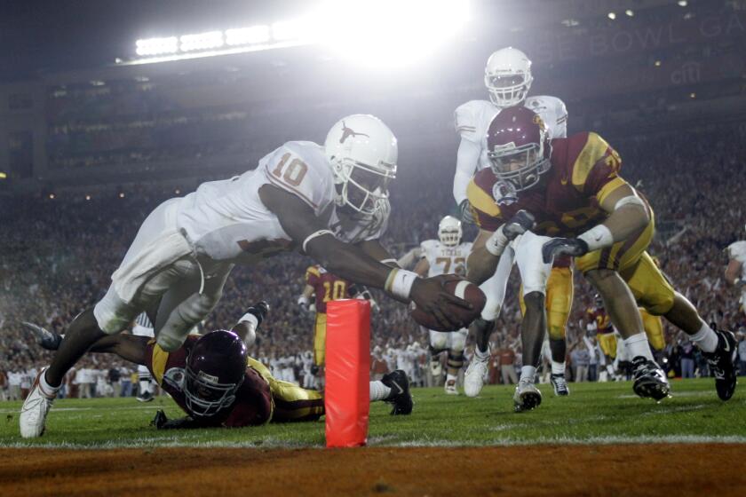 Skalij, Wally –– – Texas Longhorn quarterback Vince Young scores a touch down in the third quarter against USC at the national championship game at the Rose Bowl in Pasadena, Wednesday, Jan. 4, 2006.