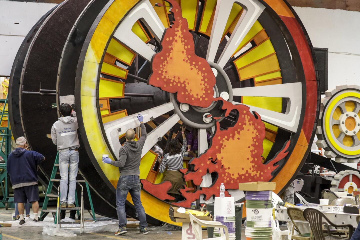 Volunteers scramble to put finishing touches on Rose Parade floats