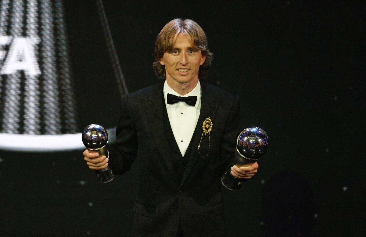 El jugador del Real Madrid, Luka Modric, posa tras recibir el premio 'The Best' de la FIFA a mejor jugador y el premio al once ideal de la FIFA durante la entrega de premios ''FIFA the Best 2018'' hoy, lunes 24 de septiembre de 2018, en Londres (Reino Unido). Luka Modric conquist? este lunes el premio 'The Best' de la FIFA a mejor jugador por delante del portugu?s Cristiano Ronaldo. El croata se impuso en la votaci?n a Cristiano y al egipcio Mohamed Salah y levant? el trofeo por primera vez, rompiendo la hegemon?a del astro luso, que se hab?a llevado este premio las dos veces que se hab?a entregado hasta ahora desde su creaci?n en 2016.