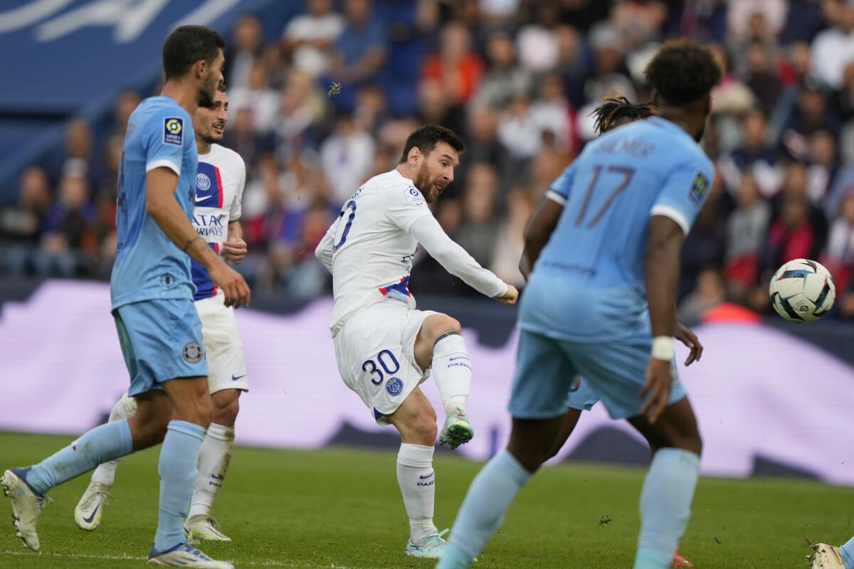 Lionel Messi del PSG, centro dispara al arco en partido de la Liga 1 francesa entre Paris Saint-