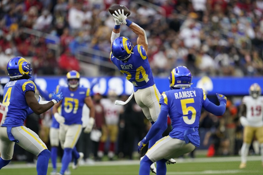 Taylor Rapp (24), safety de los Rams de Los Ángeles, intercepta un balón durante la primera mitad del juego de la NFL en contra de los 49ers de San Francisco, el domingo 9 de enero de 2022, en Inglewood, Calif. (AP Foto/Marcio Jose Sanchez)