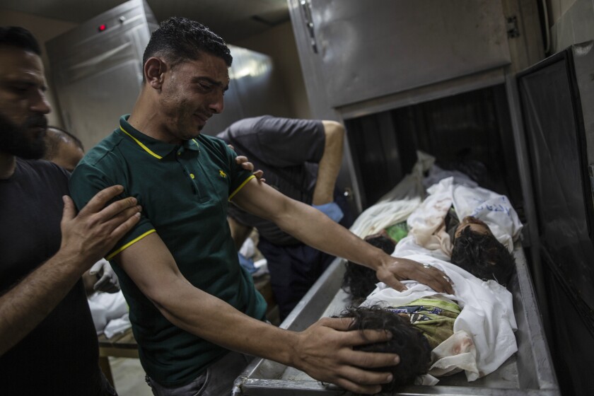 Civiles palestinos huyen del fuego israelí en Gaza - San Diego  Union-Tribune en Español