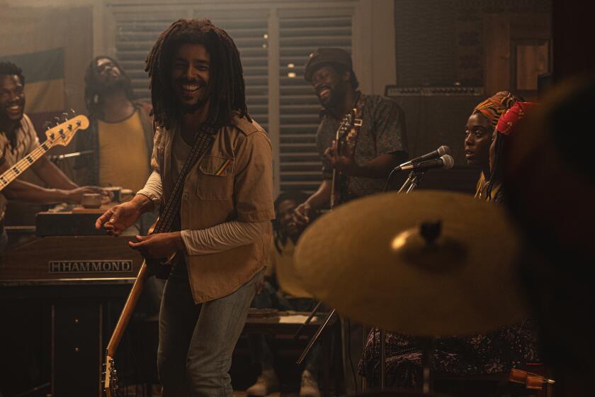 Kingsley Ben-Adir en una escena de "Bob Marley: One Love".