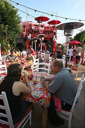 Mexico: diners enjoy the food and drinks
