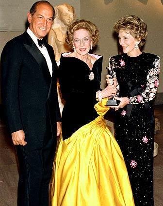 First Lady Nancy Reagan and designer Oscar de la Renta present Astor with an award from the Council of Fashion Designers of America in 1988.