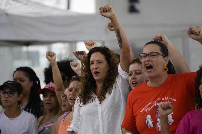 Manifestantes protestan contra la violencia de género en conmemoración del Día Internacional de la Eliminación de la Violencia contra la Mujer en Río de Janeiro, Brasil, el sábado 25 de noviembre de 2023. (Foto AP/Silvia Izquierdo)