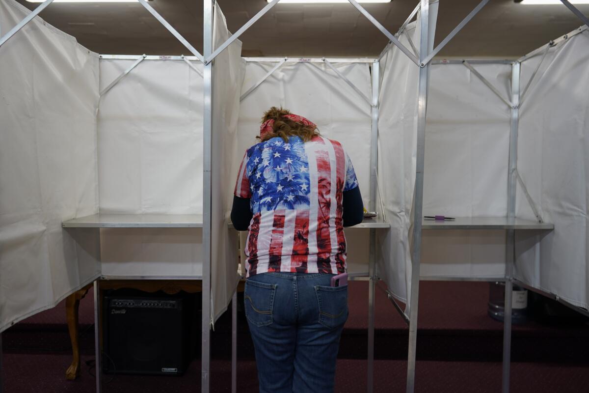 Loretta Myers llena su boleta en una casilla de votación en Fayetteville, Pensilvania,