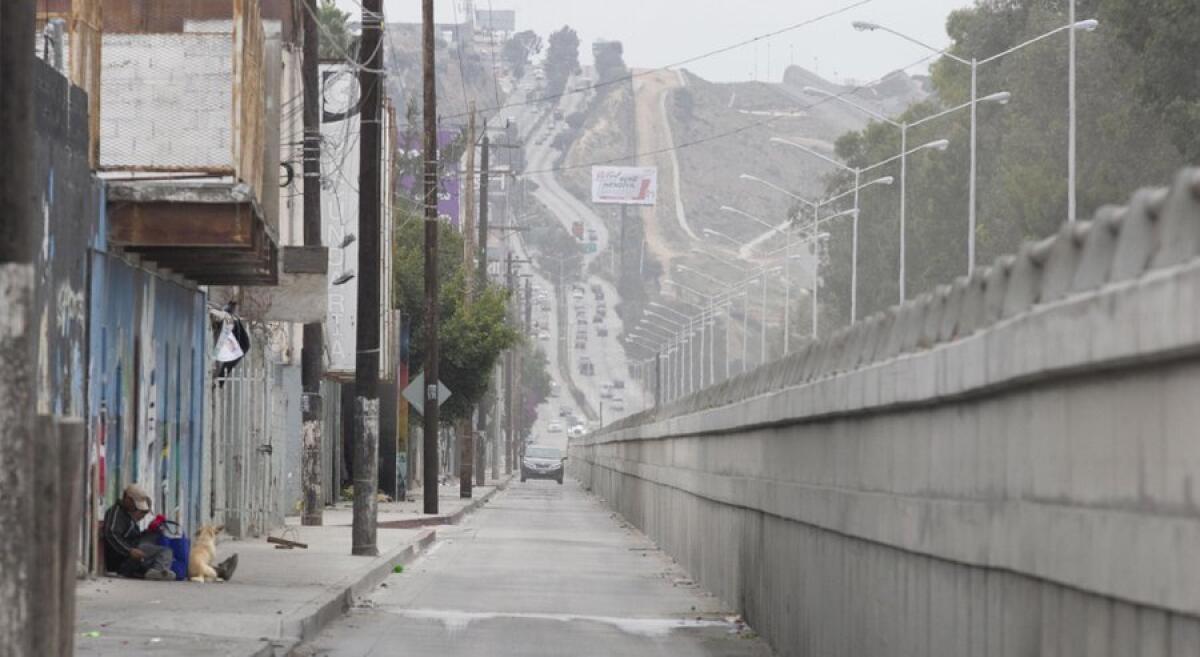 La avenida Internacional se extiende a lo largo de la valla fronteriza, la cual ha sido ampliada con una barrera adicional para impedir que la gente siga cruzando.
