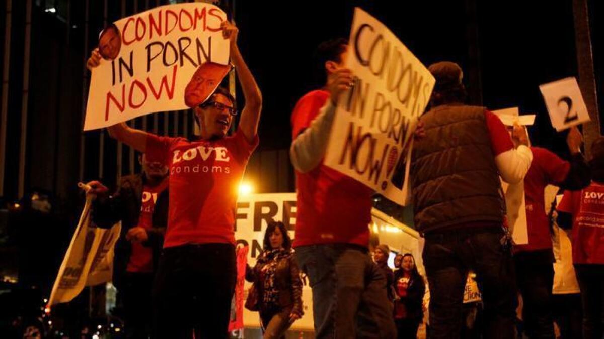 Un grupo de personas durante una manifestación de 2011 pidiendo una ley que requiera el uso del condón en la industria de la pornografía.