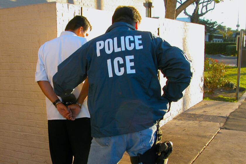 Un migrante indocumentado es detenido durante un operativo de ICE en Los Ángeles.