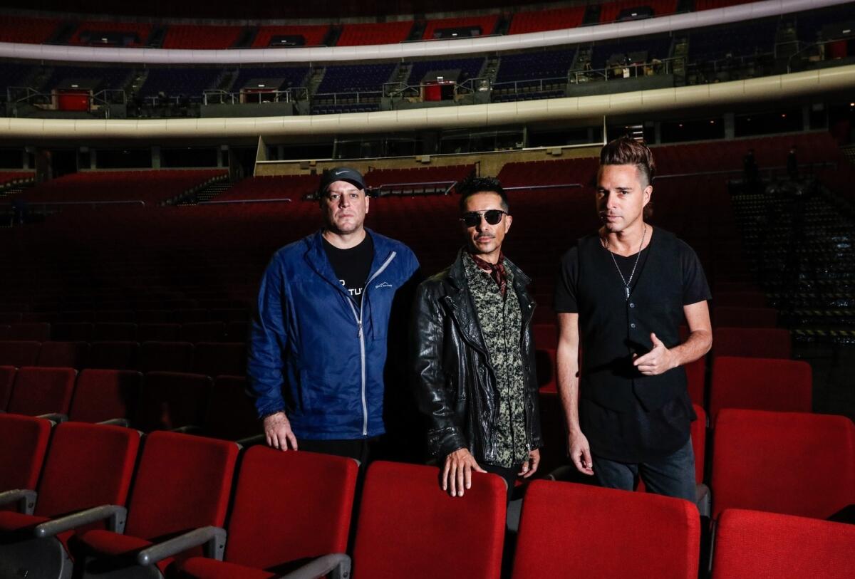 La banda mexicana Moenia sigue con sus presentaciones.