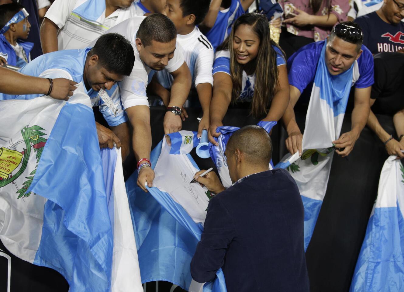 MAN06. Los Angeles (United States), 08/09/2018.- Guatemalan player Juan Carlos Plata (L) signs autographs for fans prior to the start of the international friendly match against Argentina at the Los Angeles Coliseum in Los Angeles, California, USA, 07 September 2018. (Futbol, Amistoso, Estados Unidos) EFE/EPA/MIKE NELSON ** Usable by HOY and SD Only **