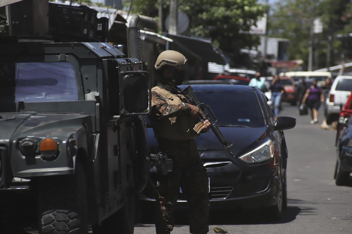Soldados vigilan un puesto de control a la entrada de la comunidad de Las Palmas,