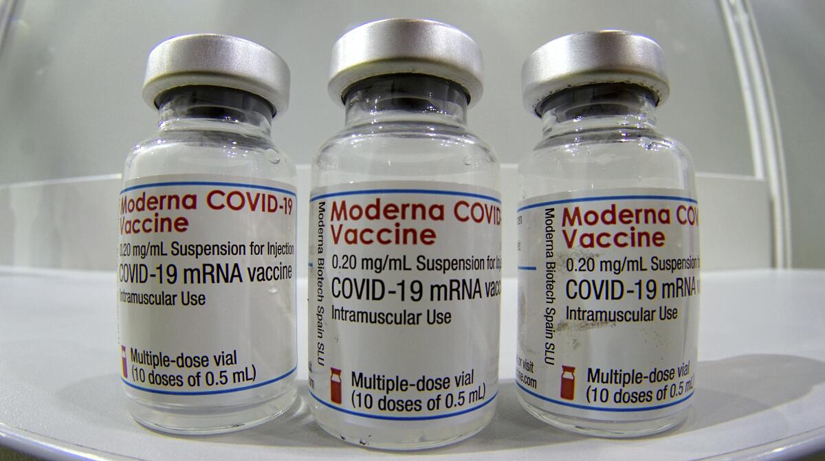 Frascos de la vacuna de Moderna contra el COVID-19.