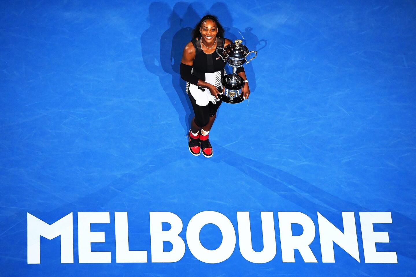 La tenista Serena Williams posa con el trofeo que la acredita monarca del Australian Open Grand Slam.