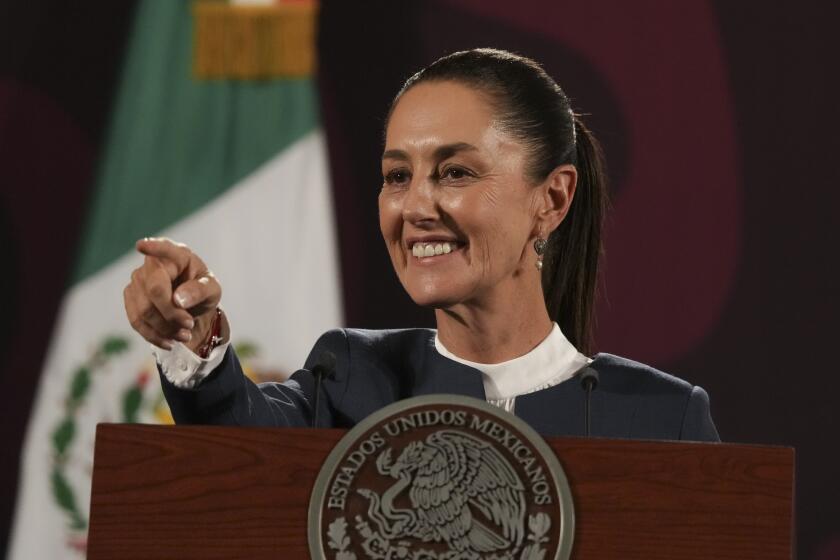 La futura presidenta Claudia Sheinbaum señala en una conferencia de prensa en el Palacio Nacional en Ciudad de México, el lunes 10 de junio de 2024. (AP Foto/Marco Ugarte)