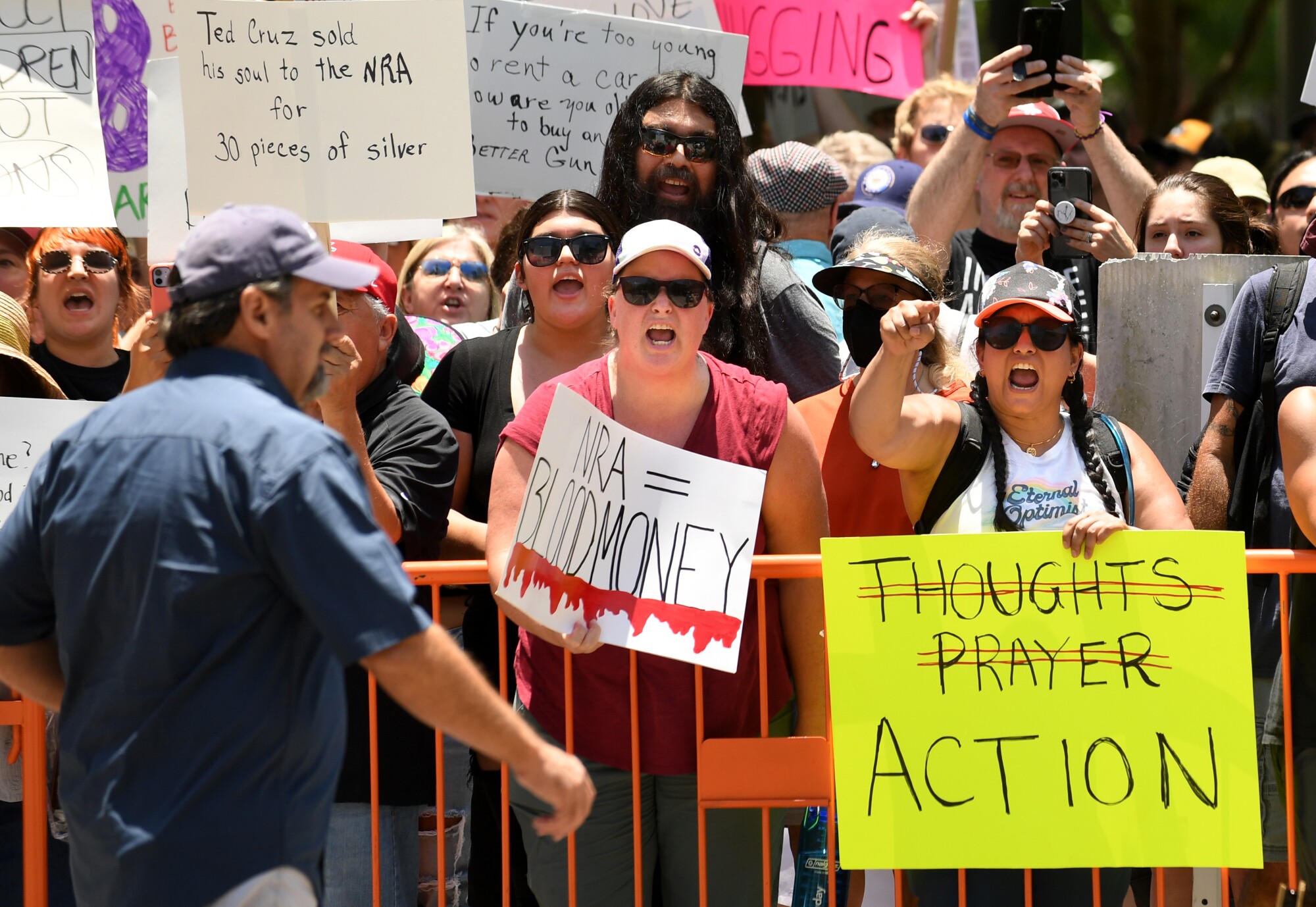Demonstranten schreien einen Mann an, der den NRA-Kongress verlässt 