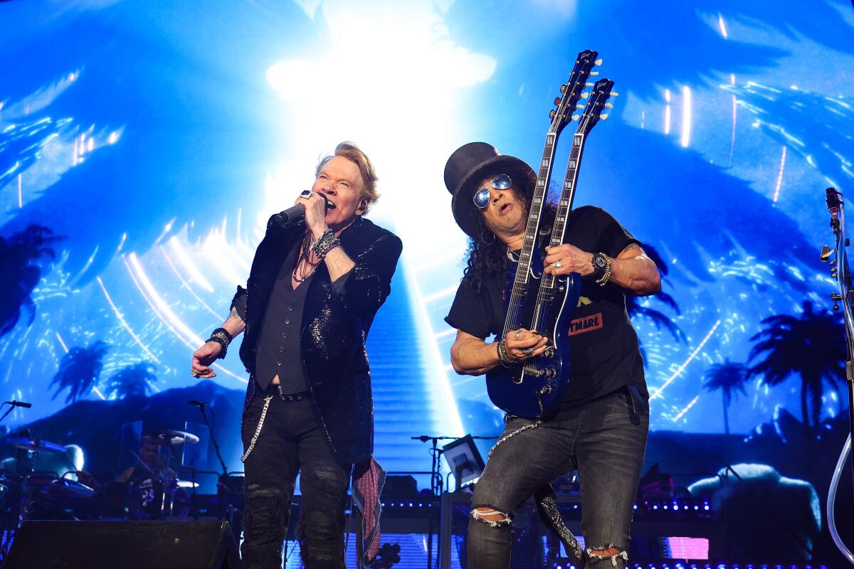 Οι Axl Rose και Slash από τους Guns N' Roses εμφανίζονται στη σκηνή.