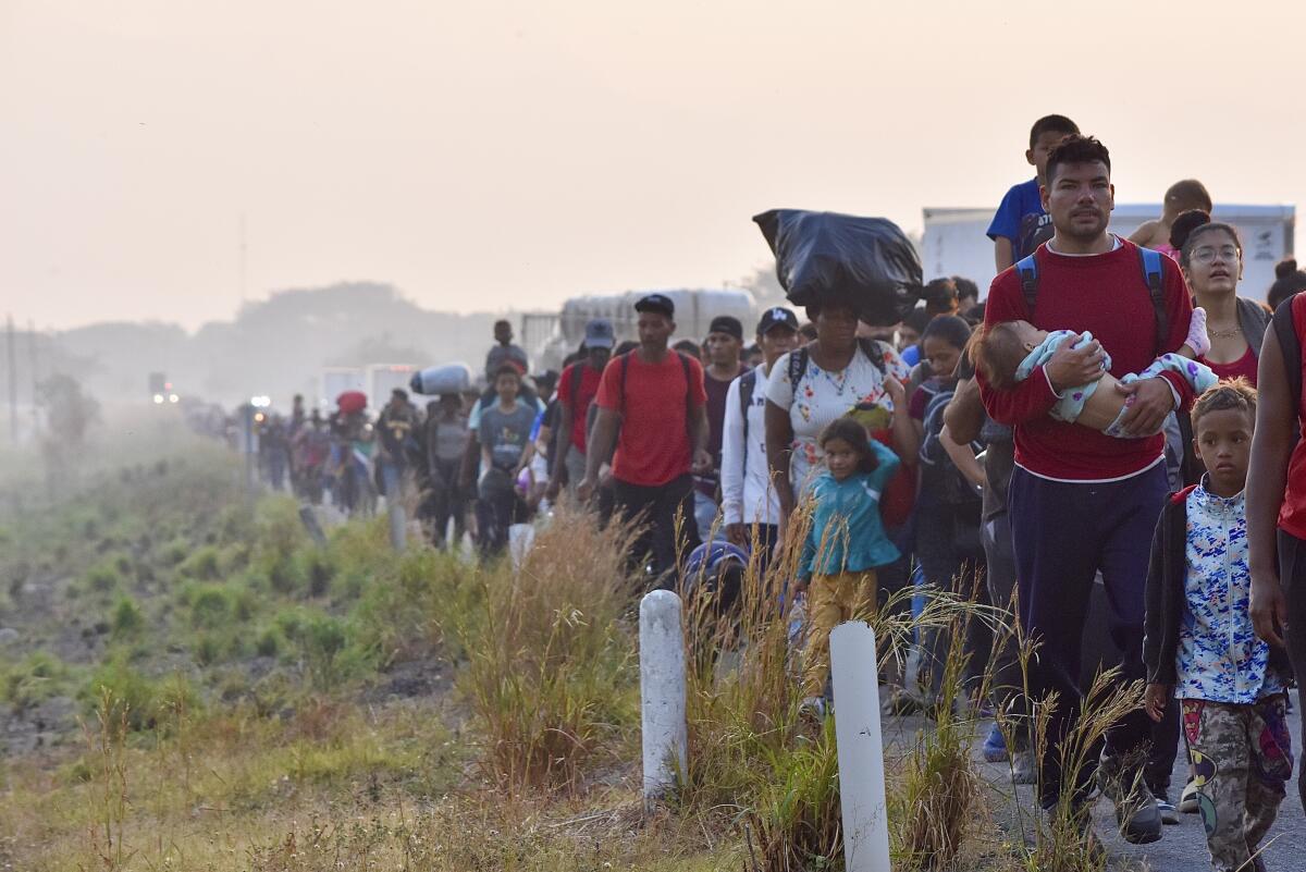 A long line of migrants stetching into the distance