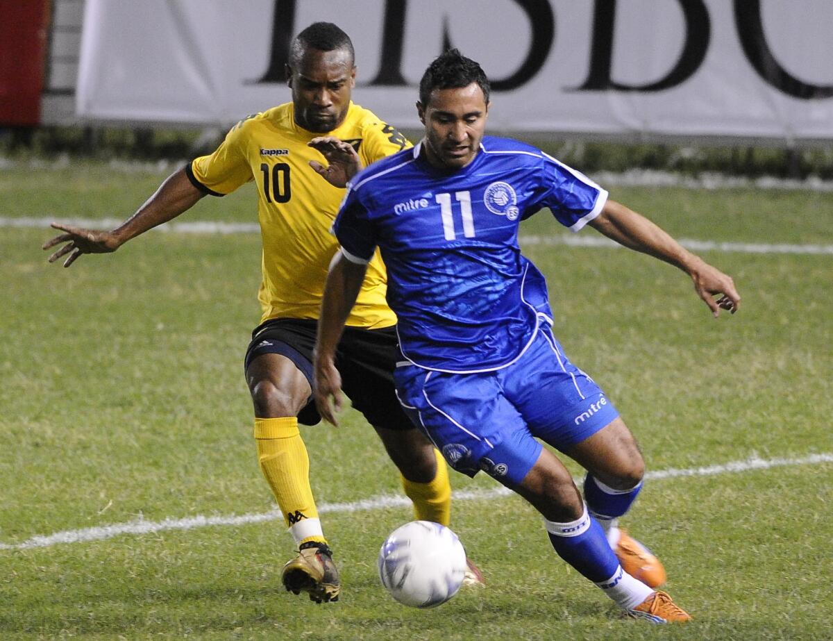 ESA04. SAN SALVADOR (EL SALVADOR), 29/03/2011.- El jugador salvadoreño, Arturo Alvarez, disputa el balón en partido amistoso.