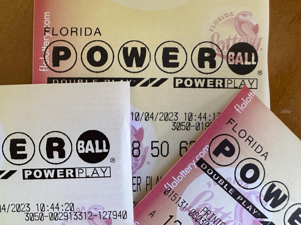 ARCHIVO - Boletos de lotería el 4 de octubre de 2023, en Surfside, Florida. (AP Foto/Wilfredo Lee, Archivo)