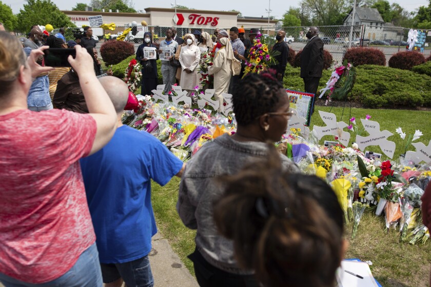 La gente se reúne en torno a un monumento para las víctimas del tiroteo en el supermercado de Buffalo 