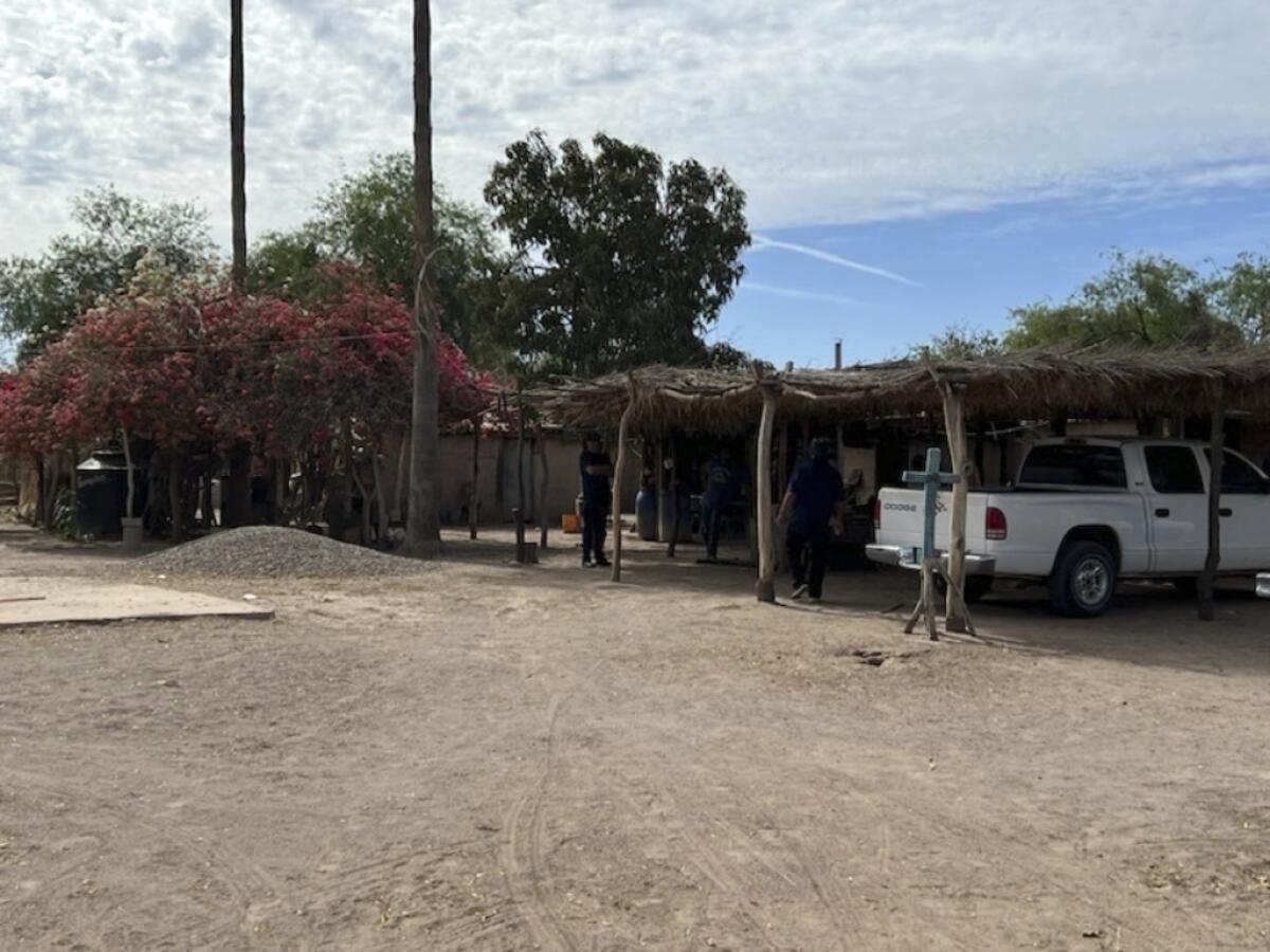 Una cruz está afuera de una casa en Sonora, México, 